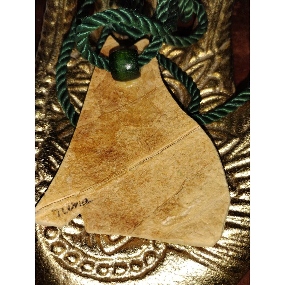 Hand-Painted Cat Pendant Signed Nina – Coconut Shell Artisan Jewelry - Picture 3 of 6